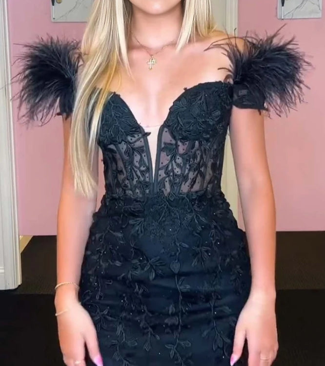 Buyishang Black Feather Homecoming Dress with Appliques