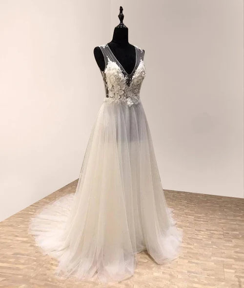 Buyishang Impressive V-neck Sleeveless Sweep Train Tulle Wedding Dress with Appliques