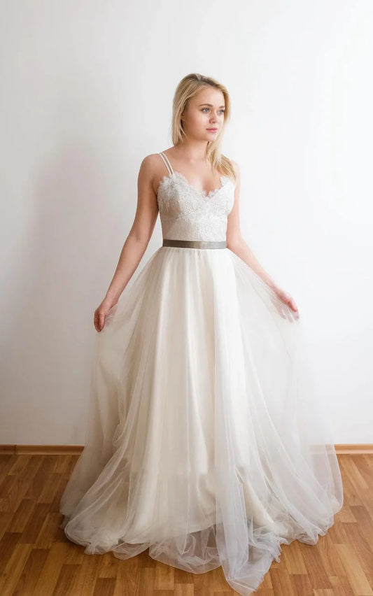 Buyishang Romantic Long A-Line Tulle Wedding Dress With Spaghetti Straps And Lace Bodice