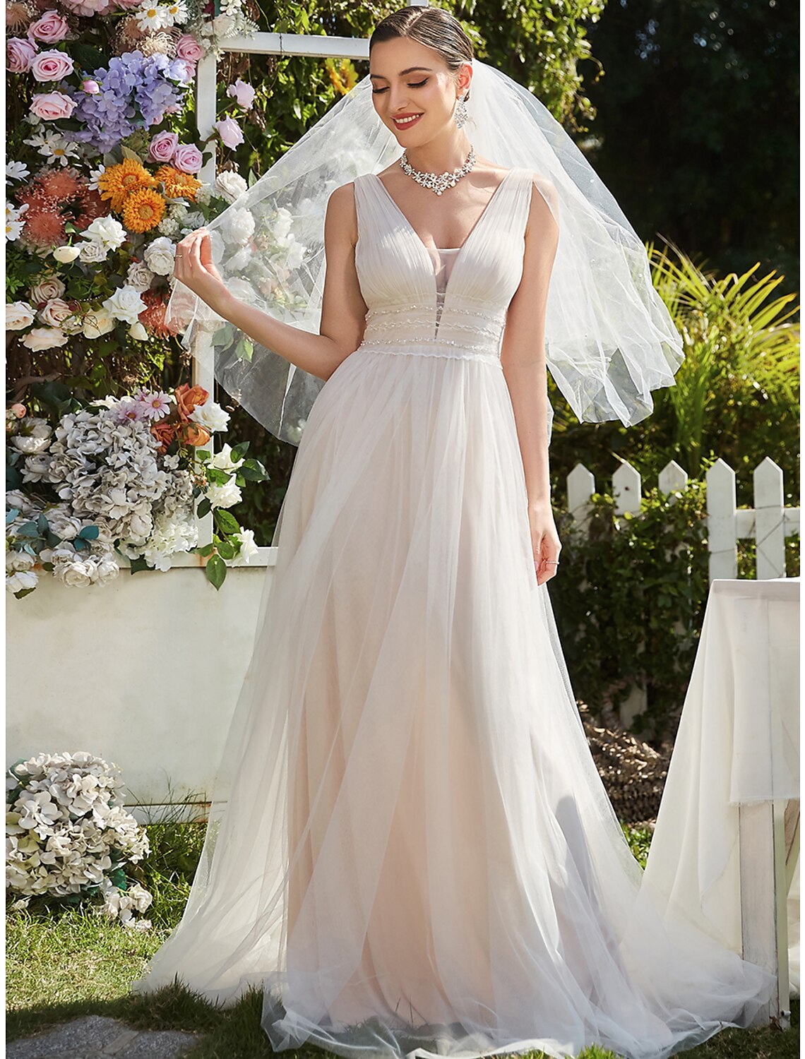 Reception Casual Wedding Dresses A-Line V Neck Sleeveless Sweep / Brush Train Tulle Bridal Gowns With Lace Embroidery